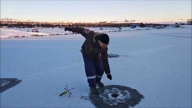 Ловля со льда на третьем секторе!!!Клевое Место д.Савельево смотреть онлайн