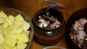Картофель с мясом и лесными грибами в горшочках - ну очень вкусно!