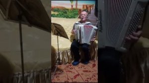 баян Бутусова. СУПЕР БАЯНИСТ АНАТОЛИЙ ИГРАЕТ КРУТУЮ МУЗЫКУ НА ПРОТЯЖЕНИИ трёх минут! смотреть