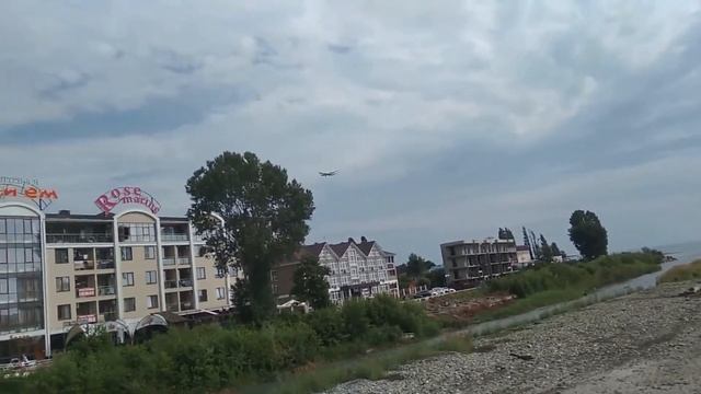 Низколетящие самолеты над пляжем Огонек и не только в Адлере.