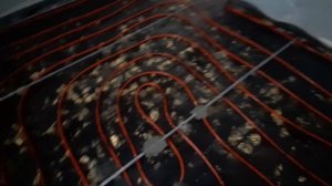 Заливаем стяжку частями. делим зоны демпферной лентой.