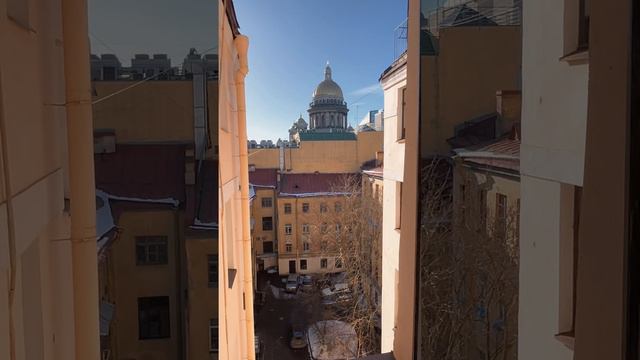 Питерская парадная с видом на Исаакиевский собор