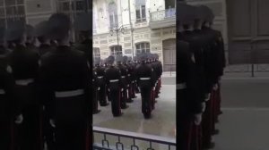 В Астрахани суворовцы исполнили песню "День Победы" под окнами госпиталя для военных