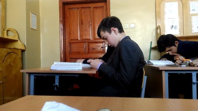 Ярик играет в телефон смотреть онлайн