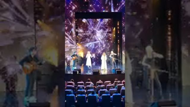Саша Савельева играет на флейте
