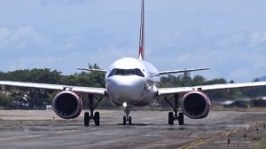 DEKAT SEKALI, PESAWAT BATIK NEO AIRBUS A320, MEUJAK POE, BANDARA SULTAN ISKANDAR MUDA ACEH