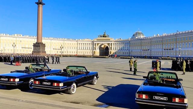 В Санкт-Петербурге на Дворцовой площади состоялась репетиция военного парада к Дню Победы! смотреть онлайн