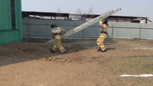 Установка выдвижной лестницы в окно 3-го этажа учебной башни с использованием автомобиля АЦ