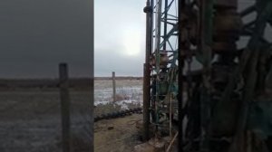 Работа ударной бабы на буровой УГБ-50М