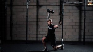 Выпады с гантелей над головой