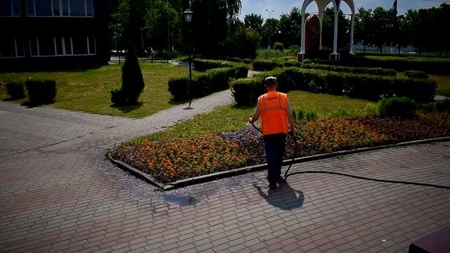 Сотрудники муниципального предприятия  Зеленстрой  косят траву в Твери в усиленном режиме