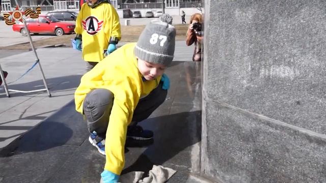 С Днём Победы! Игроки "Авто" и воспитанники ДЮСШ "Автомобилист" помыли памятник смотреть онлайн