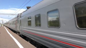 Электровозы ЭП1М-790 и ЭП1М-785 с пассажирскими поездами