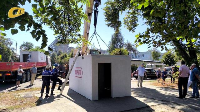 В ЖЕЛЕЗНОГОРСКЕ УСТАНОВЛЕНЫ ЕЩЕ НЕСКОЛЬКО ЗАЩИТНЫХ УКРЫТИЙ В МЕСТАХ МАССОВОГО СКОПЛЕНИЯ ЛЮДЕЙ