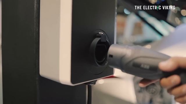 Geely's new Zeekr 007 blows away the new Tesla Model 3 & BYD Seal смотреть онлайн