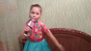 Мордванюк Алла тестирует новый беспроводной микрофон