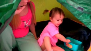 Мия и мама собрались в путешествие. История про палатку дома. Ребёнок как беби бон