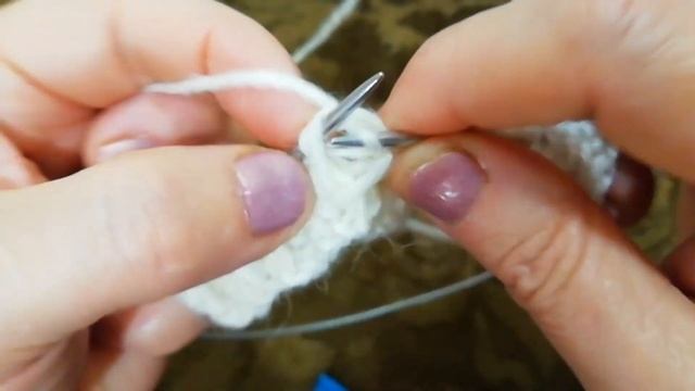 ОБЪЁМНЫЙ УЗОР СПИЦАМИ ДЛЯ ШАПОК //ПОДРОБНЫЙ МК #вязание #шапочка смотреть онлайн