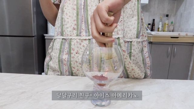 ENG/vlog]자취생브이로그-슬로우다이어트를 추구하지만 현실은 그냥 먹방하는 자, 바다가서 힐링하는 일상브이로그-고기야채볶음,닭가슴살,목살샐러드(feat.마카롱, 칼국수,칵테일