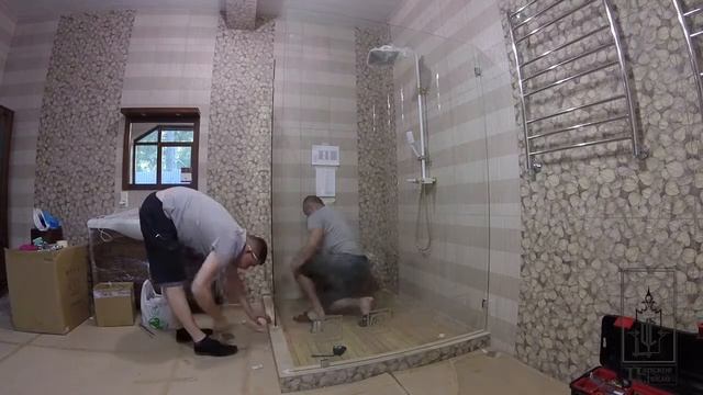 Профессиональная угловая душевая с распашной дверью. Красивое осветлённое стекло. Немецкий монтаж. смотреть онлайн