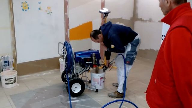 Механизированное нанесение шпаклевки с помощью безвоздушного распылителя GRACO