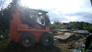 Минипогрузчик UNC 061 DETVA, работа вилами на стройке. Práca s vidlami na stavenisku/