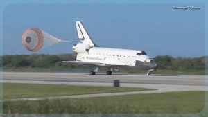 Космический шаттл Атлантис приземляется в Космическом центре имени Кеннеди в последний раз