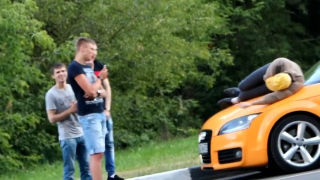 ПРАНК Бомж спит на крутой машине .ПОЛНЫЙ УГАР . / Vagabond sleeping on the car prank смотреть онлайн