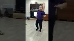 Пацан зажигает!))  Татарский танец от души!