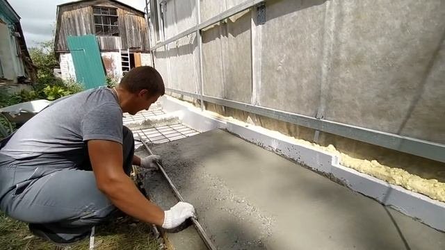 Зачем утеплять отмостку?