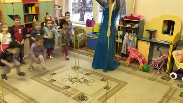 день рождения Алисы в детском саду с аниматорами, 3 года смотреть онлайн