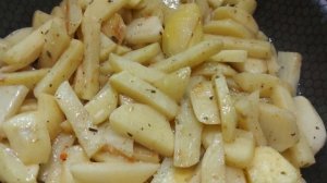 Жареная картошка с грибами и луком на сковороде