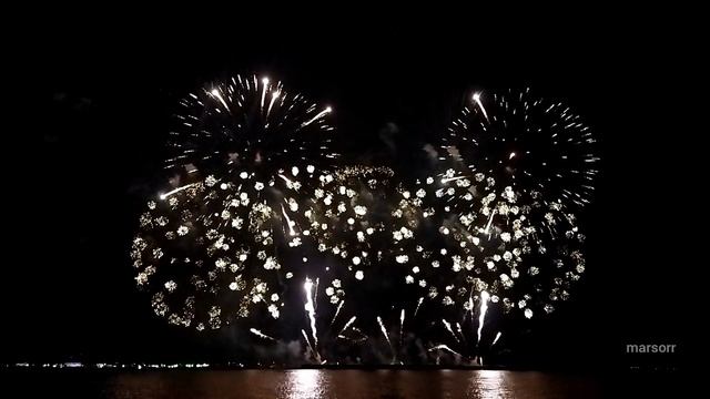 Песня был майский вечер и салюта дальний. Хорошего вечера с салютом.