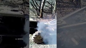 Мотоблок выезжает на горку с грузом