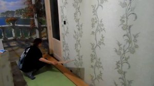 как женщина укладывает ламинат