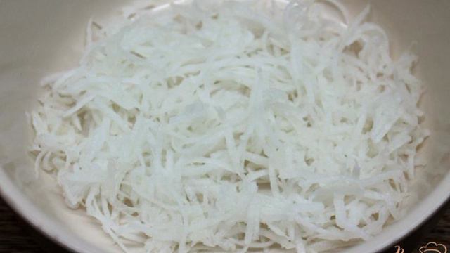 Салат из дайкона, моркови и яблока