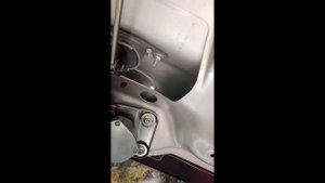 Ржавчина на крышке багажника, под эмблемой. Лада калина.