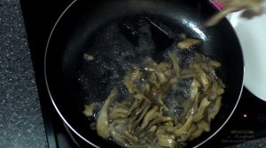 Жареные вешенки с картофелем и сметаной. Рецепт жареных  вешенок с картофелем и сметаной