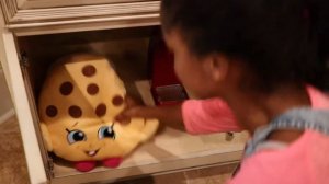 GIANT SHOPKINS vs Shasha! - Shiloh and Shasha - Onyx Kids