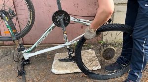 Замена задней покрышки и камеры, на велосипеде.