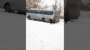 Забуксовал автобус во время рейса