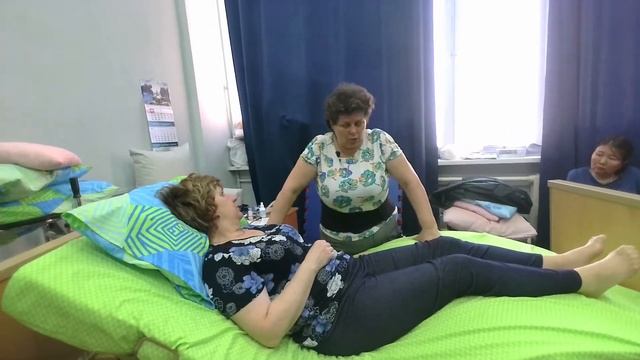 Перемещение болеющего БАС в кровати. Безопасное сопровождение при ходьбе смотреть онлайн