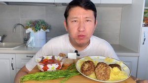 МУКБАНГ ДОМАШНИЕ КОТЛЕТЫ И ПЮРЕ?? СПАСИБО МАМОЧКЕ❤️ Помидоры черри не асмр