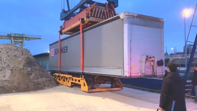 Процесс погрузки полуприцепа на контрейлерную вагон-платформу колодцевого типа модели 13-6987 смотреть онлайн