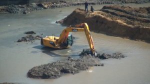 Экскаватор чистит пруд