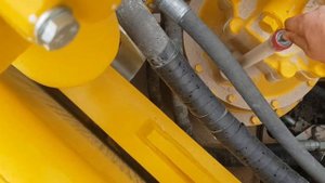 как проверят уровень гидровличского масло  на KOMATSU ps 300