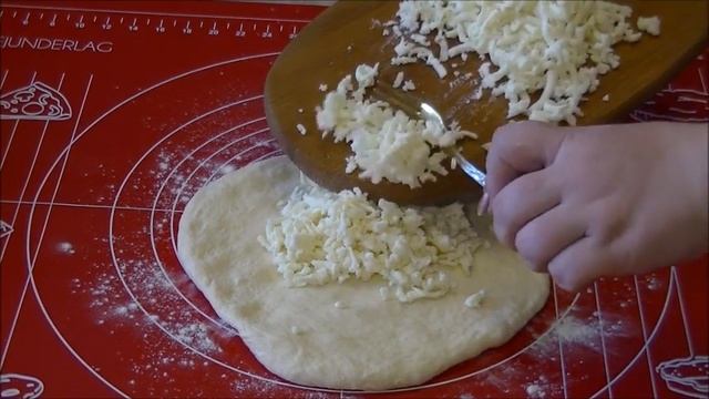Лепёшка с сыром- хачапури по мегрельски.