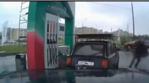 Авто прикол : Заправщик на АЗС танцует на крыше авто