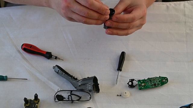 Ремонт бритвы Филипс АТ 750 это несложно. Repairing the Philips AT 750 shaver is easy. смотреть онлайн