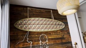 Обзор на стеновую панель из амбарной доски в интерьере квартиры